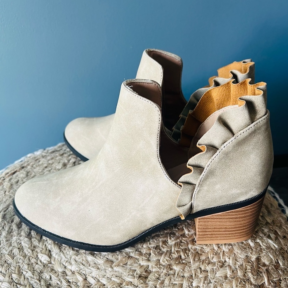 Journee Lennie Ruffled Ankle Bootie - Picture 3 of 9